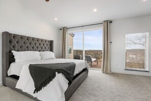 4 bedrooms, in-room safe, desk, iron/ironing board - Group and family favorite! Views - Spacious - Clean  (spicewood)