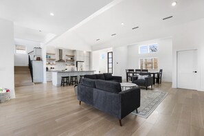 Smart TV, fireplace, video games, books - Group and family favorite! Views - Spacious - Clean  (spicewood)