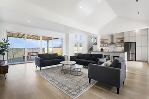 Smart TV, fireplace, video games, books - Group and family favorite! Views - Spacious - Clean  (spicewood)