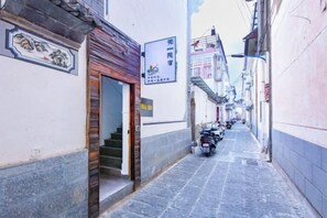 Exterior - No One's Inn (Dali)