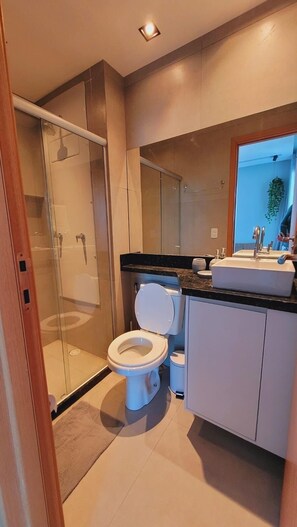 Haartrockner, Bidet, Handtücher