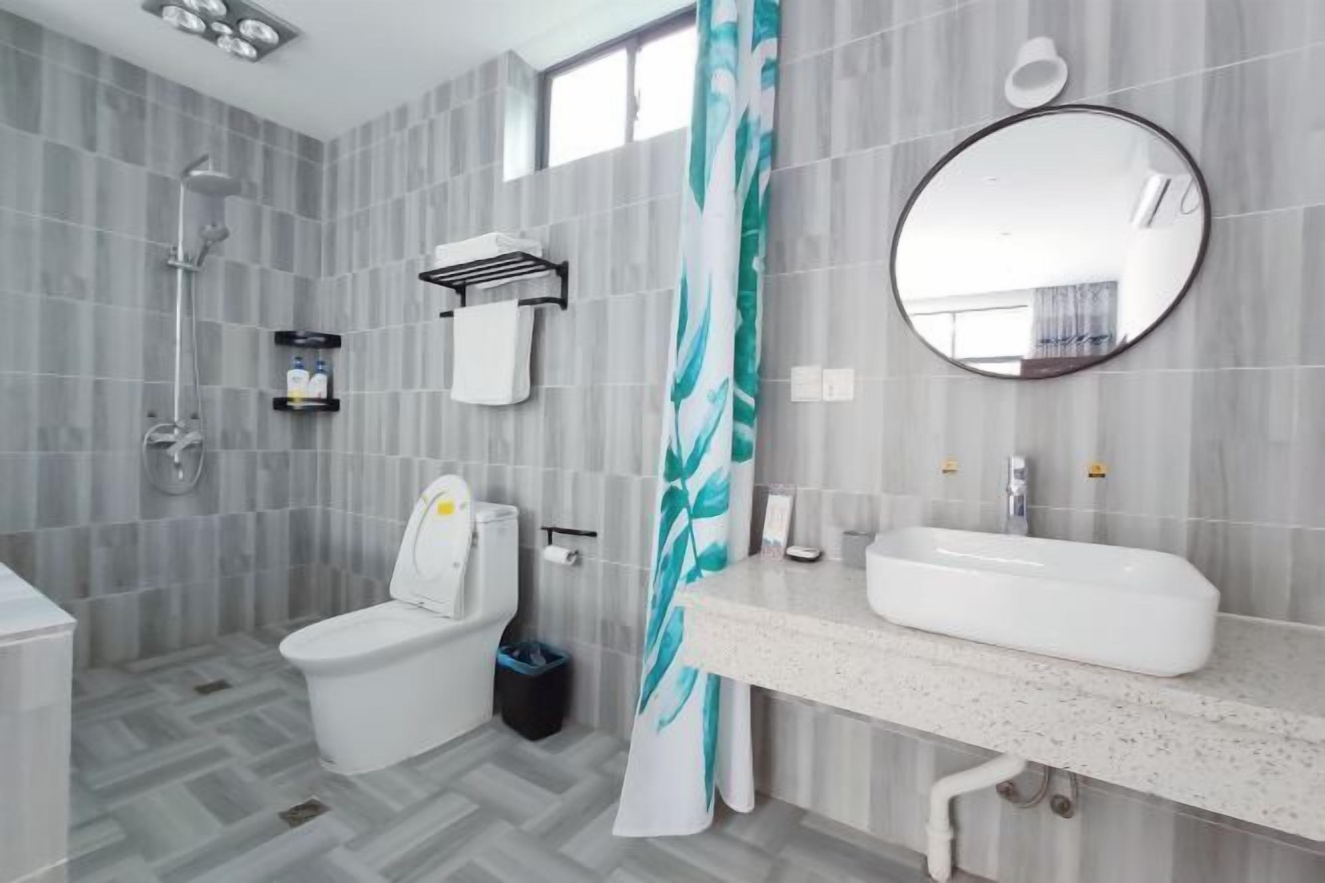 Ein modernes Badezimmer mit Dusche, Toilette und Waschbecken.