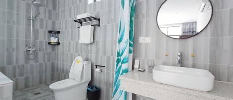 Un bagno moderno con doccia, WC e lavabo.