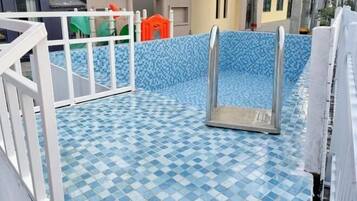 Hồ bơi ngoài trời