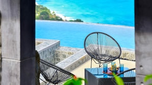 A seaside terrace with a table and chairs, overlooking the ocean. - Paradise Villa Elysium (Koh Samui)