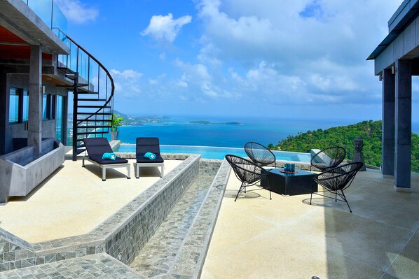 Alberca al aire libre y camastros 