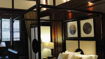 Une pièce de style japonais traditionnel, avec un sol recouvert de tatamis, un lit bas en bois et des paravents en papier de riz (shoji).