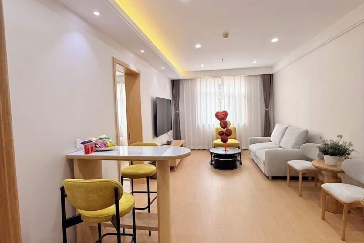 Desk, cots/infant beds