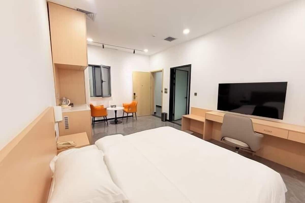 Desk, cots/infant beds
