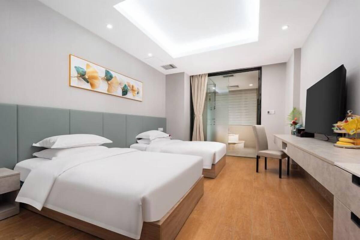 Desk, cots/infant beds