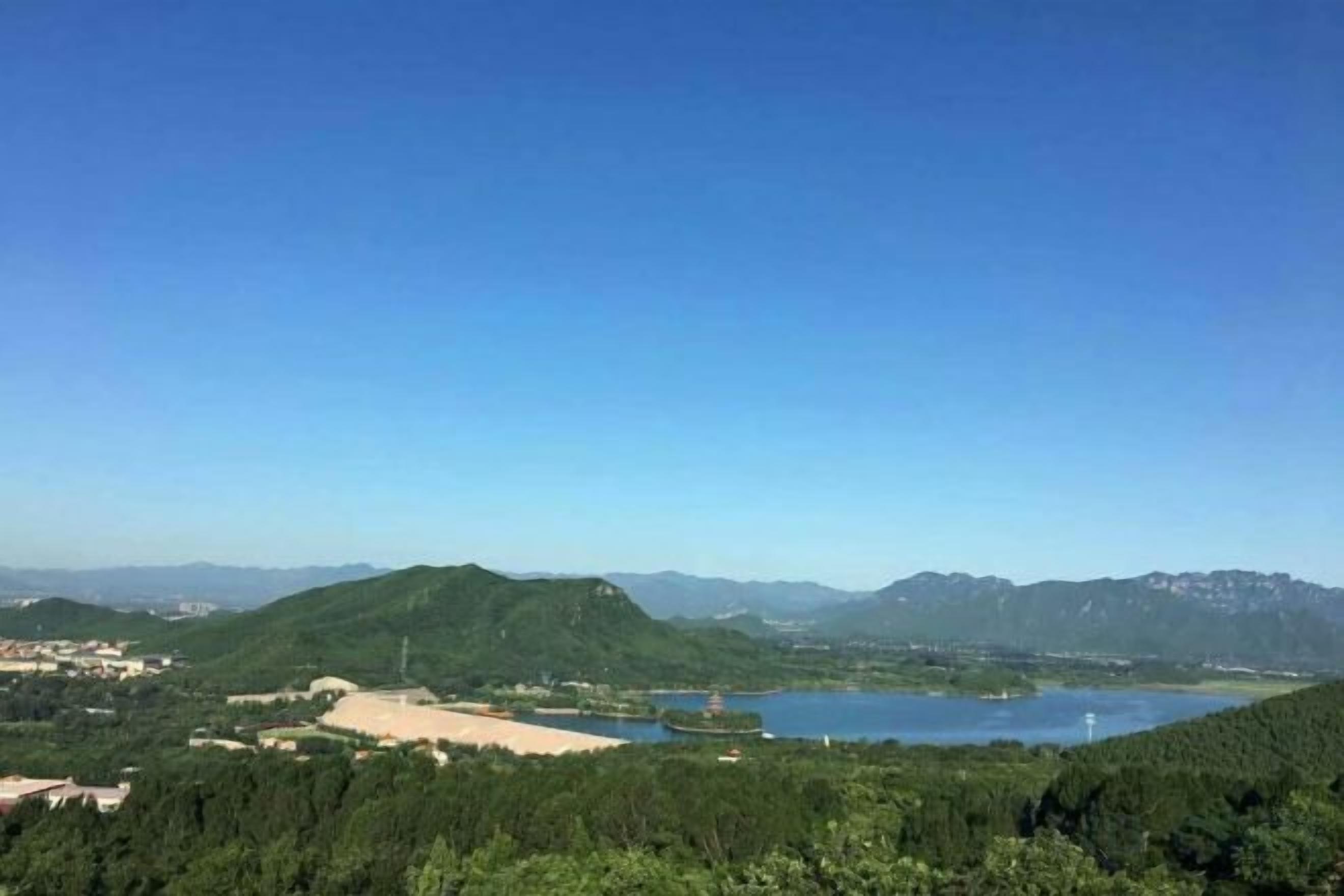 Une vue panoramique d’un paysage montagneux avec un lac et un ciel dégagé.