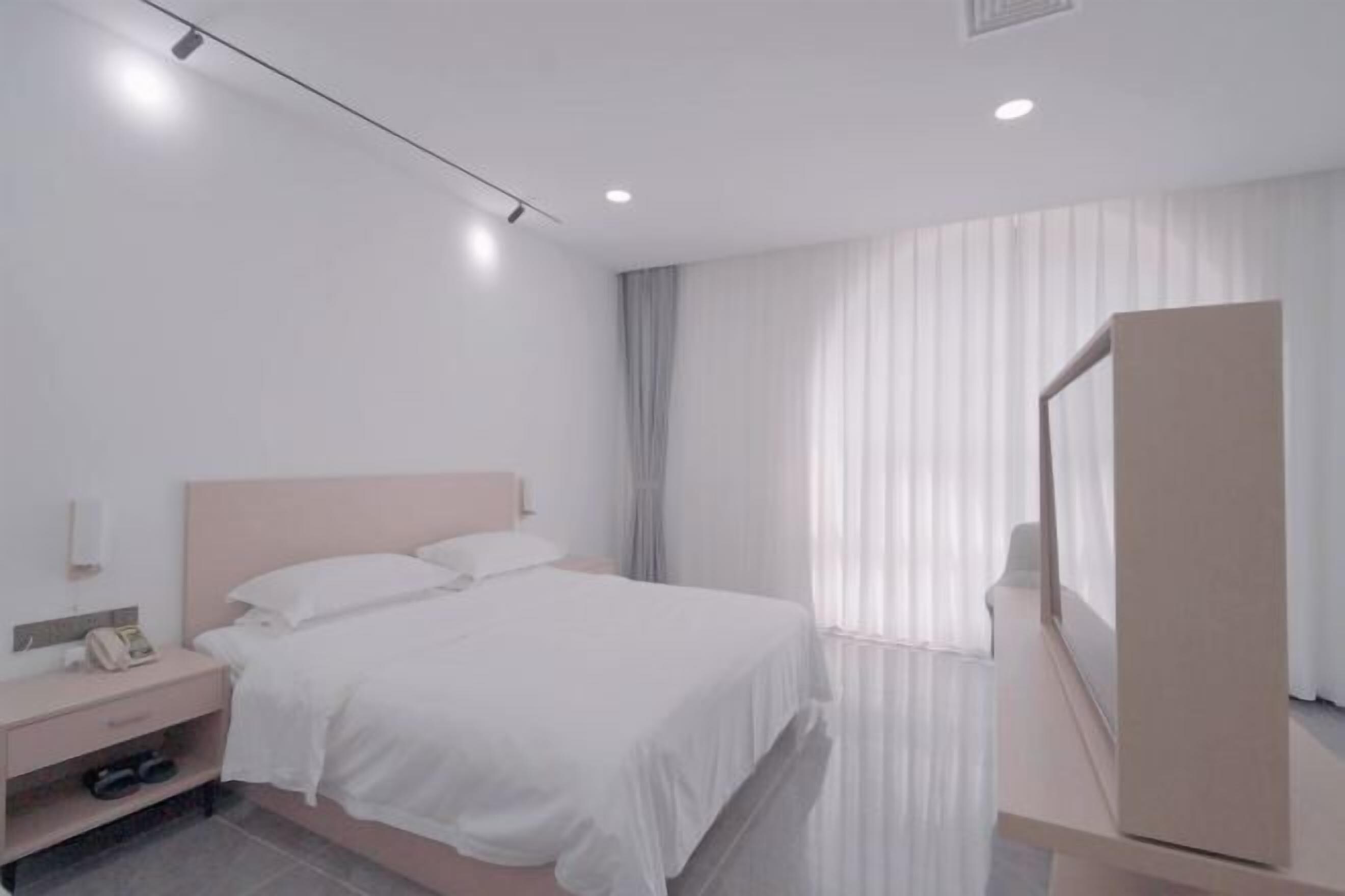 Desk, cots/infant beds