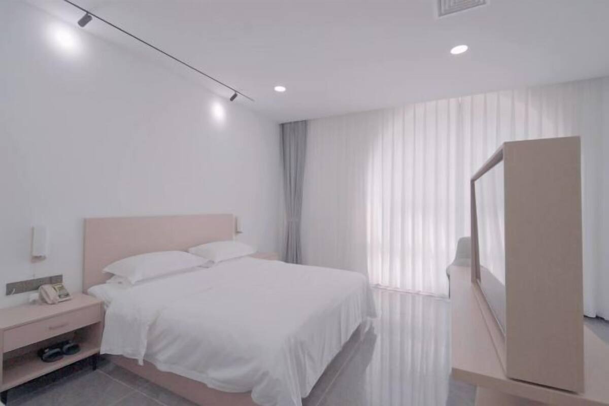 Desk, cots/infant beds