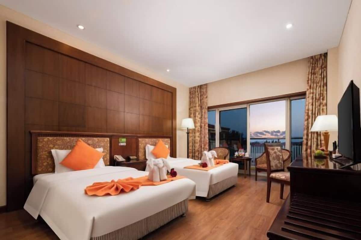 Meja, katil bayi/kot