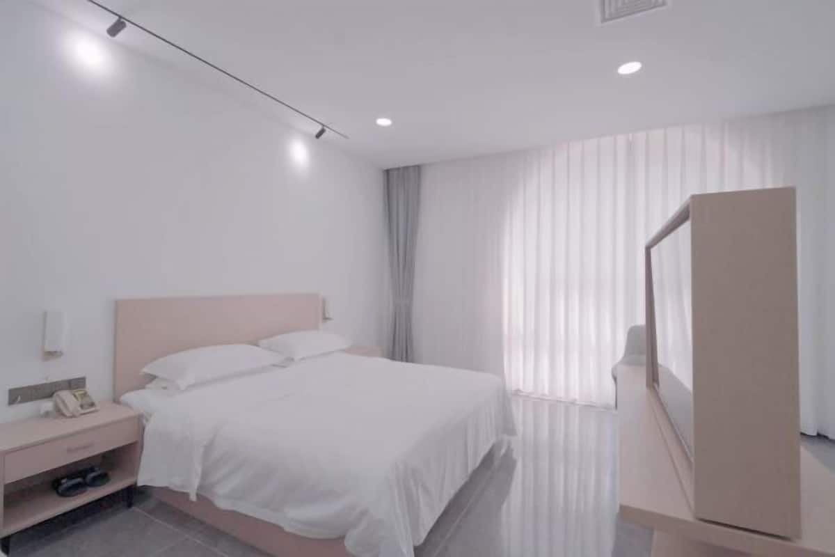 Desk, cots/infant beds