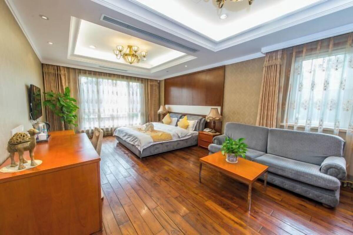 Une chambre d’hôtel comprenant un lit, un canapé, un bureau et une table à manger.