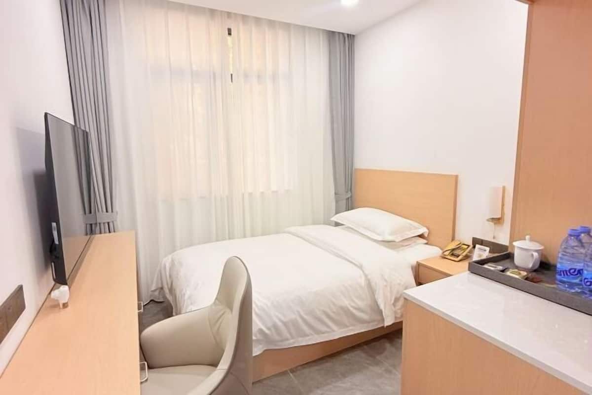 Desk, cots/infant beds