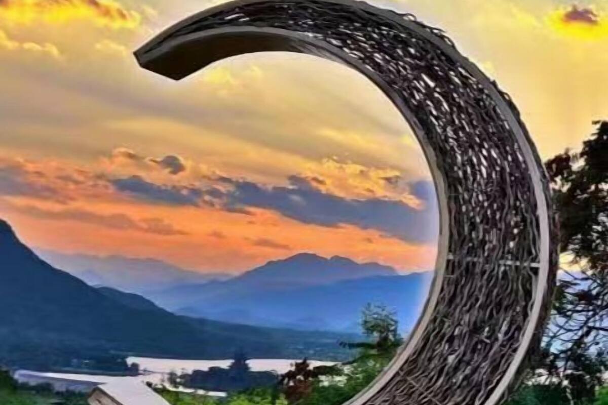 Desk, cribs/infant beds