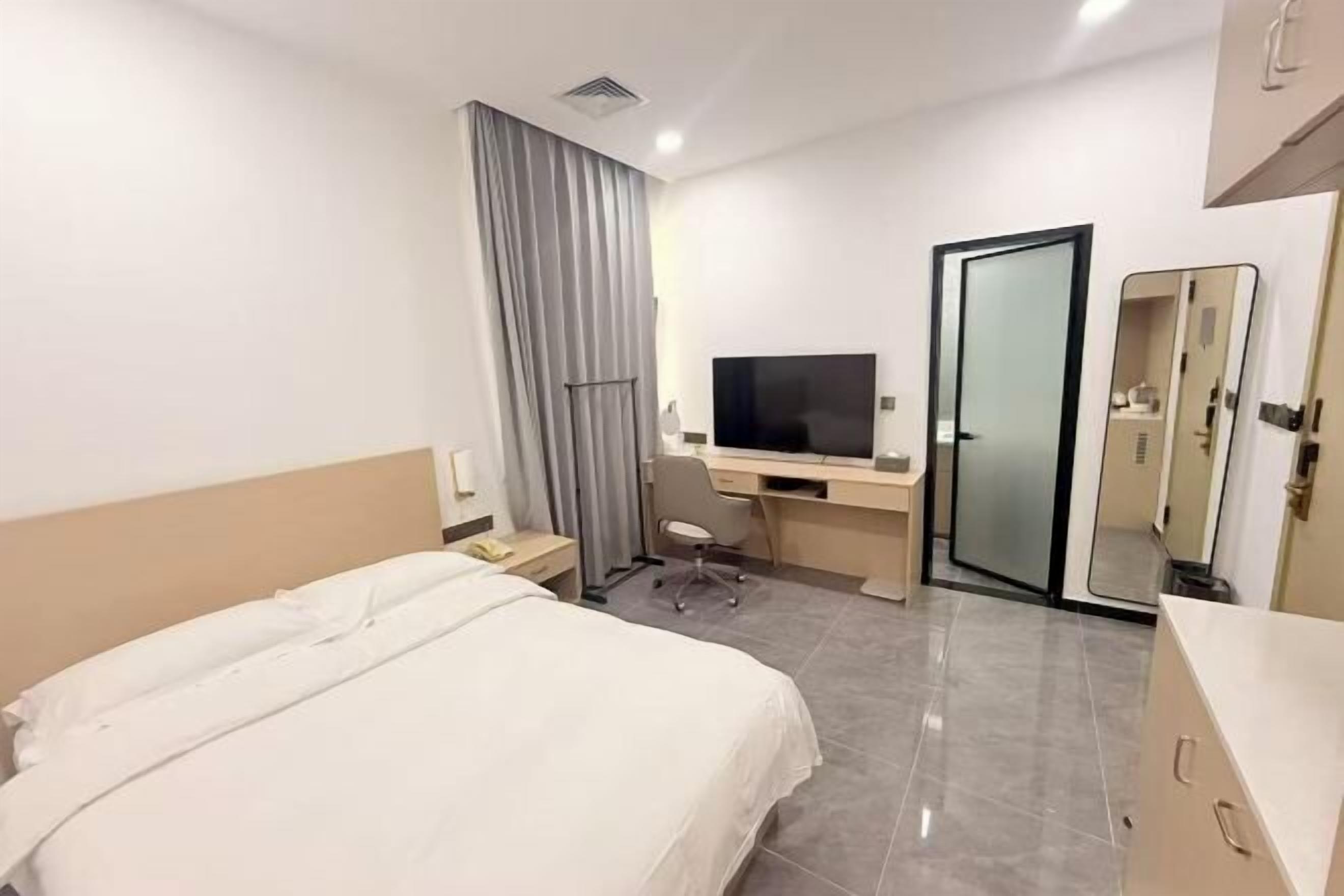 Desk, cots/infant beds