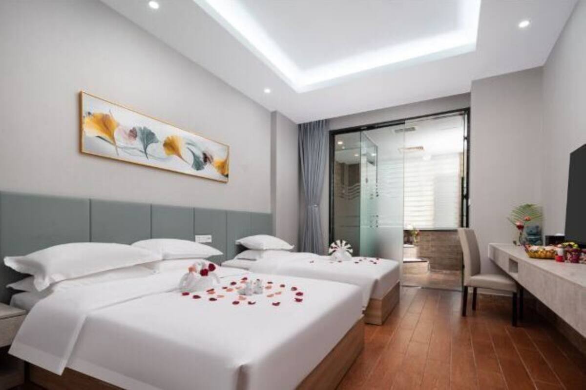 Desk, cribs/infant beds