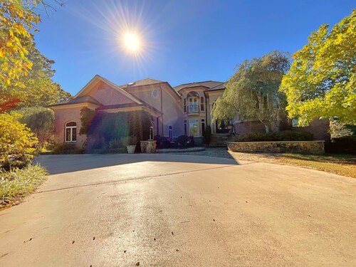 Upscale Rural Retreat Sleeps 14