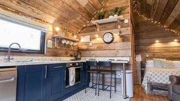 Refrigerador, lavavajillas, tetera/pava eléctrica, tostadora