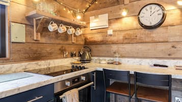 Refrigerador, lavavajillas, tetera/pava eléctrica, tostadora