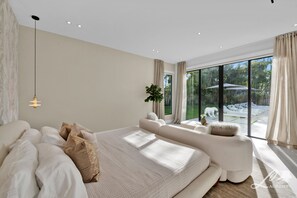 9 chambres, coffres-forts dans les chambres, bureau