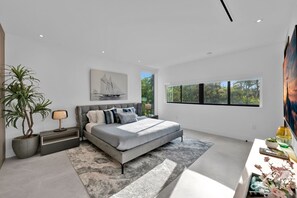 9 chambres, coffres-forts dans les chambres, bureau