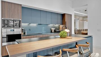 Een koelkast, een magnetron, een oven, een kookplaat