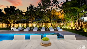 Een buitenzwembad, een verwarmd zwembad