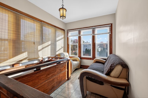 Carriage House: Historic Loft Living - The Perfect Spring Getaway in Wyandotte!