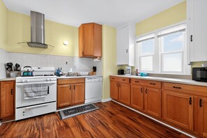 Fridge, microwave, oven, dishwasher - Carriage House: Winter Escape to Wyandotte – Cozy Comfort Awaits You! (Wyandotte)