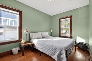 2 bedrooms, iron/ironing board, free WiFi, bed sheets - Carriage House: Winter Escape to Wyandotte – Cozy Comfort Awaits You! (Wyandotte)