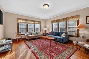 TV - Carriage House: Relax This Fall in the Heart of Wyandotte (Wyandotte)