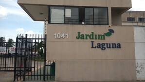 Un edificio con un cartel que dice "Jardim Laguna 1041".