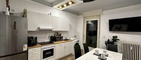 Frigorífico, microondas, horno y placa de cocina