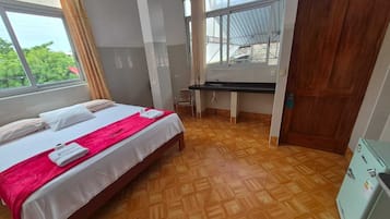Habitación superior | Decoración personalizada, muebles diferentes y escritorio