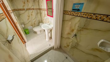 Habitación triple | Baño | Ducha, artículos de higiene personal gratuitos y toallas