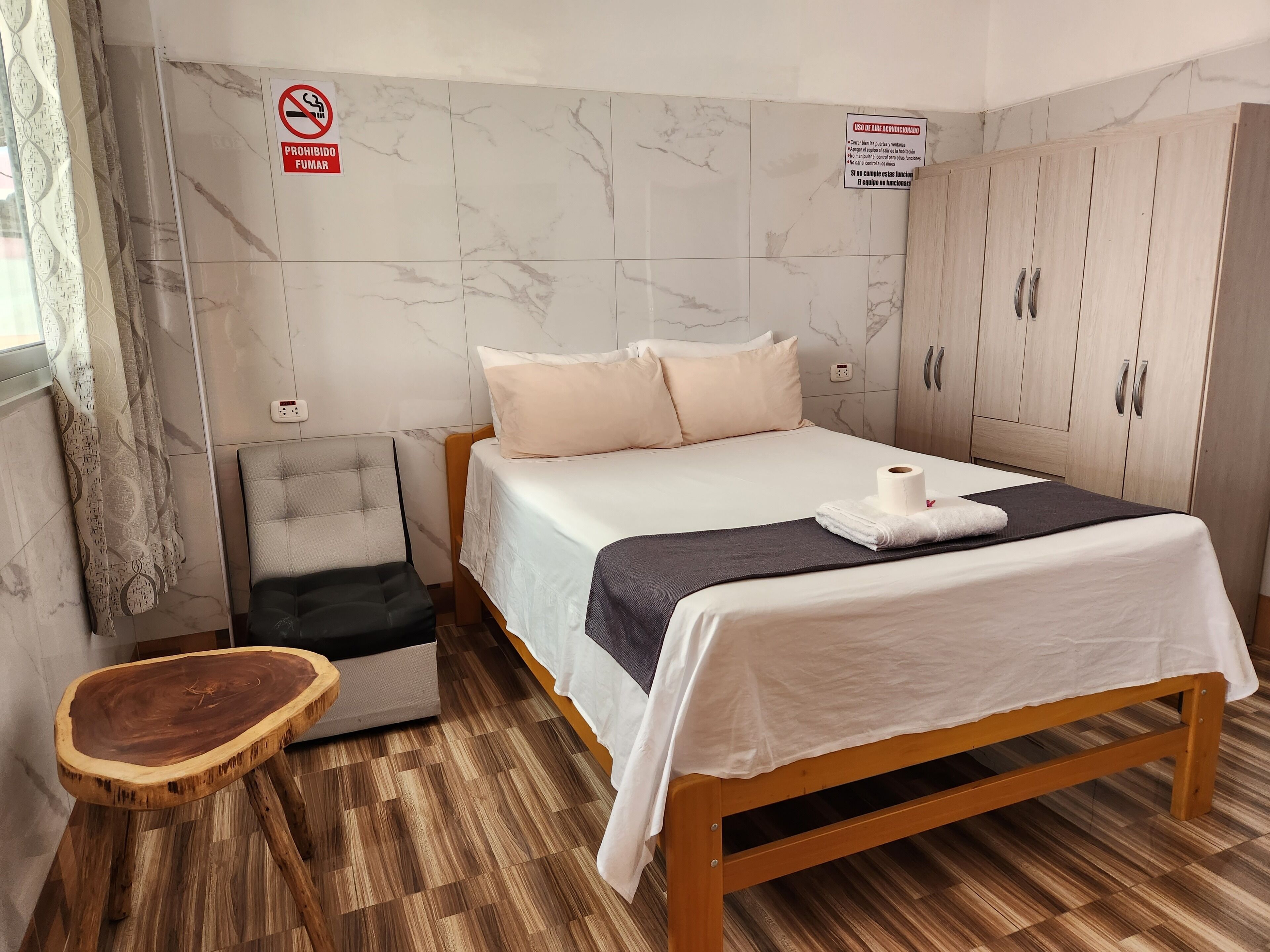 Dobbeltrom – standard | Individuelt dekorert, individuelt innredet og skrivebord