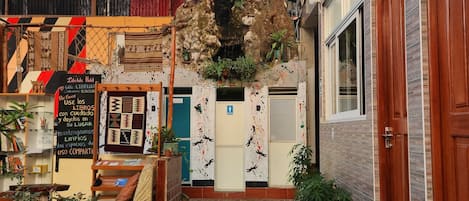 Een 50-inch smart-tv met kabelzenders en televisie