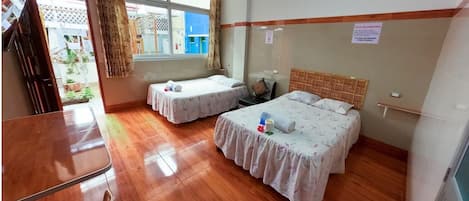 客房, 2 張加大雙人床 | 獨特設計、獨特裝修、書桌、手提電腦工作空間