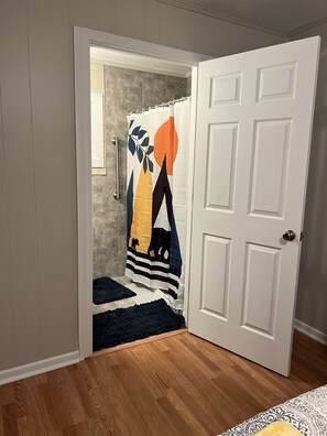 3 bedrooms, desk, iron/ironing board, free WiFi