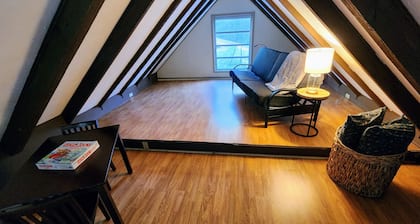 Comfortable 2 Bedroom Cabin - 3 min to Roosevelt State Park. WIFI & Self Checkin