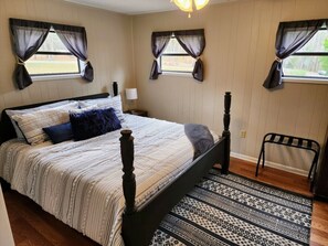 3 bedrooms, desk, iron/ironing board, free WiFi