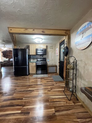 Fridge, microwave, oven, stovetop - Lake House at Melvern (Osage City)