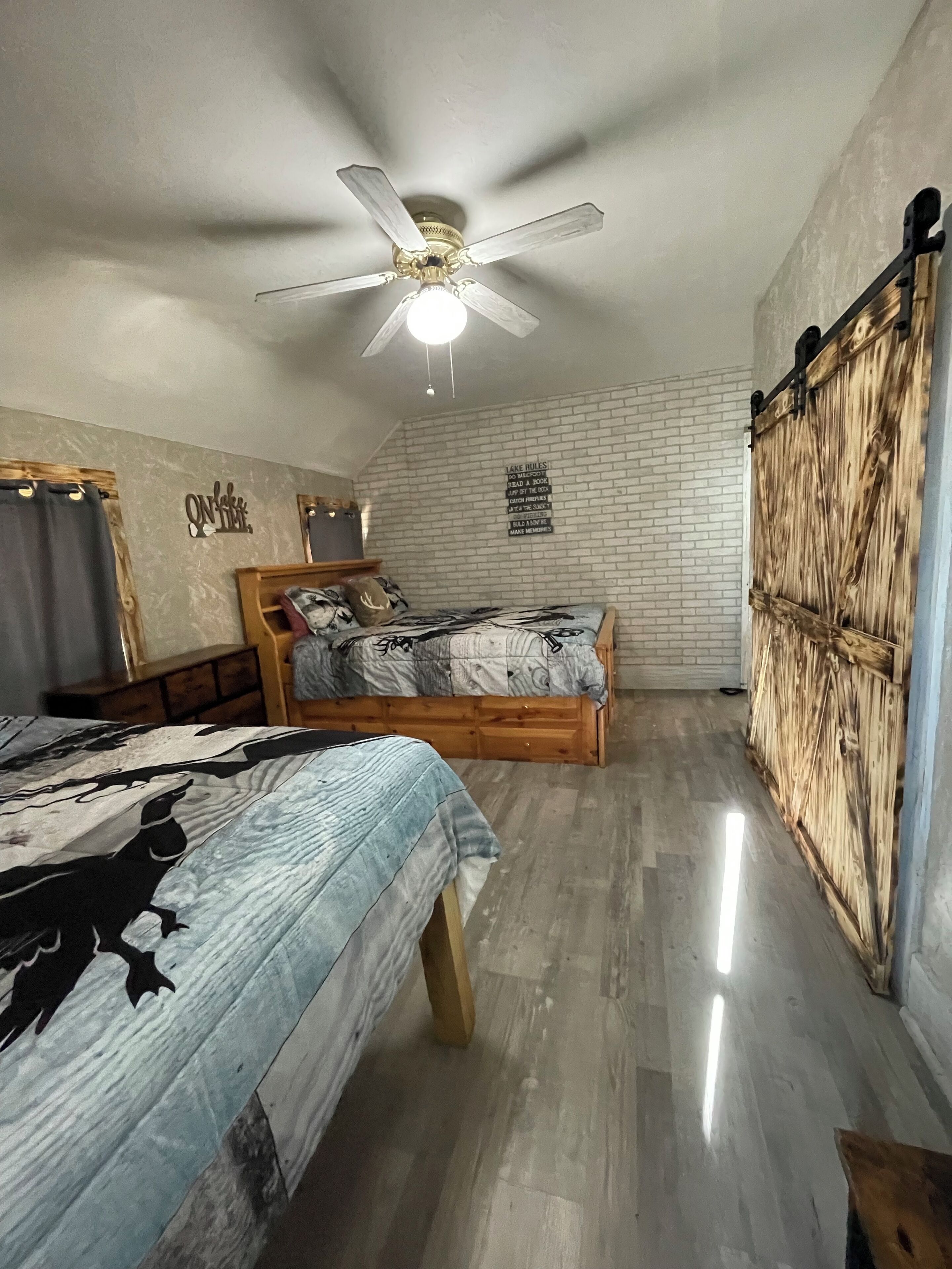 5 habitaciones, escritorio, tabla de planchar con plancha y wifi gratis 