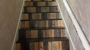 Una escalera con escalones de madera y barandilla de metal.