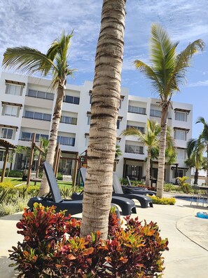 Property grounds - Fully Equipped 2 BR Main Floor Condo Near Beach at Almarena Residencial (Mazatlán)