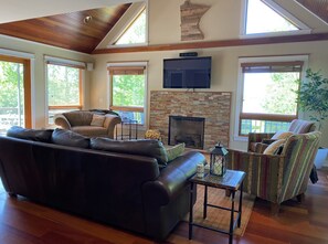 Smart TV, chimenea, libros y estéreo